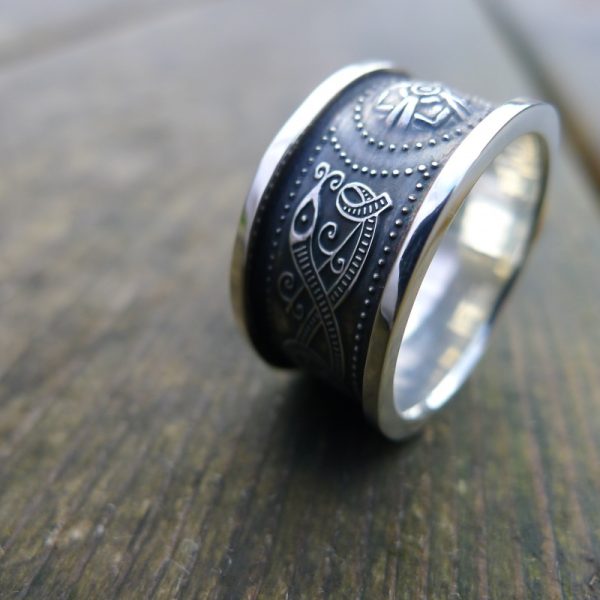 This ring is crafted by hand in the Irish jewellery workshop of Aidi Mac Daibhi This ring is crafted by hand in the Irish jewellery workshop of Aidi Mac Daibhi