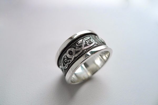 Irish jewellery, Celtic ring with oxidised silver and square rims Irish jewellery, Celtic ring with oxidised silver and square rims