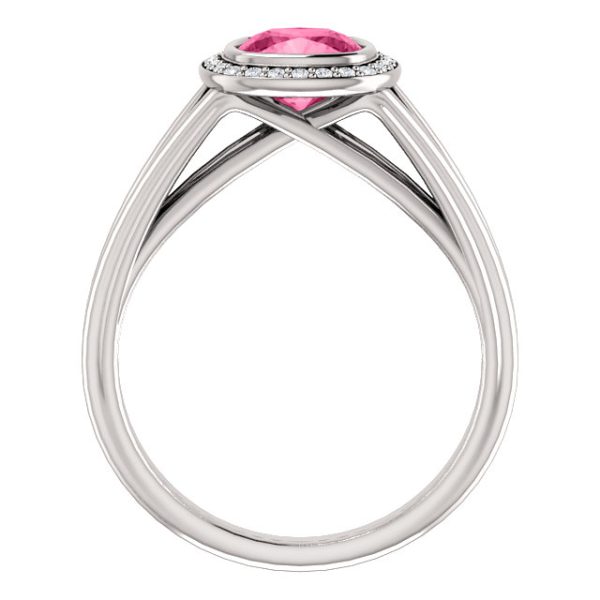 Showing the unique aesthetics of this Irish jewellery ring Showing the unique aesthetics of this Irish jewellery ring