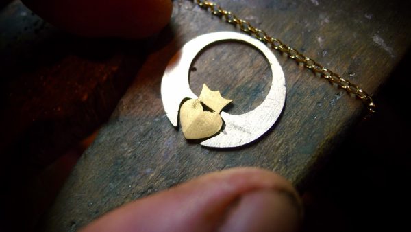 Crafting a gold and silver claddagh pendant Crafting a gold and silver claddagh pendant