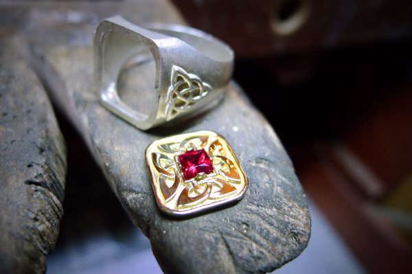 Crafting a Celtic ring with ruby Crafting a Celtic ring with ruby