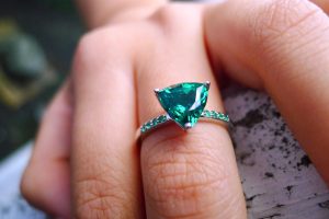 4 smaller emeralds on either side bring an extra touch of colour to this visually stunning white gold ring 4 smaller emeralds on either side bring an extra touch of colour to this visually stunning white gold ring
