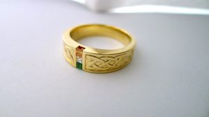 This spectacular Irish jewellery design is a nod to Ireland's rich cultural heritage and adds a touch of elegance and sophistication to this unique Celtic ring.