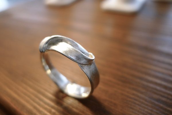 A ribbon of silver forms a knot | Irish Jewellery